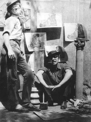 na dvorku sochaře Kavana se spolužákem Martinem Valentou